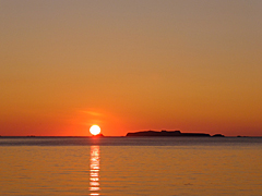 宿の前に沈む夕日